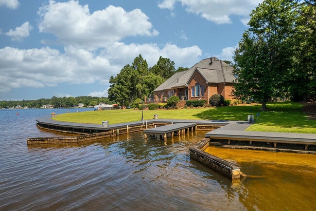Building Photo - 488 Lakeside Ln