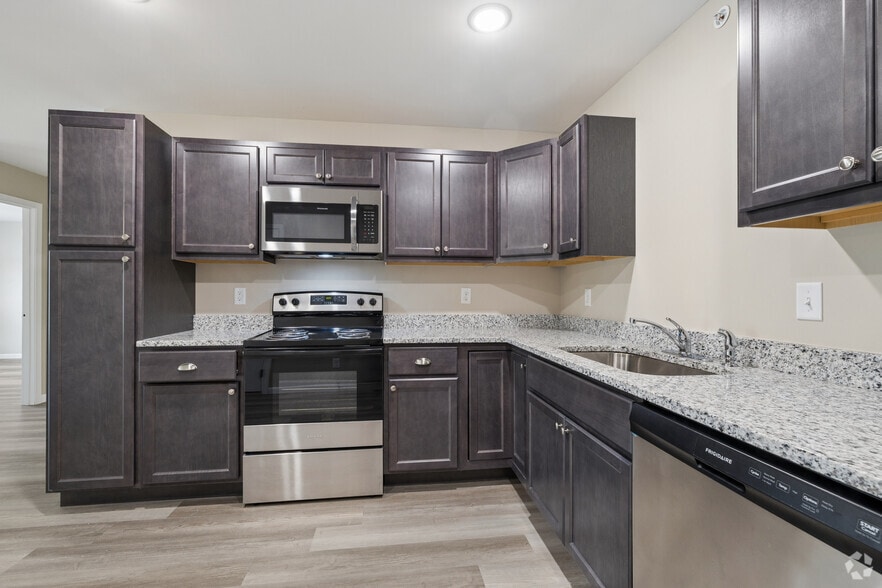 1BR, 1BA - 768SF - Kitchen - Autumn Leaf Apartment Homes