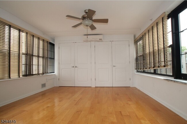 Building Photo - 988 Johnson Pl