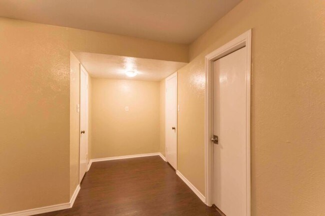 Building Photo - 817 W Rochelle Rd