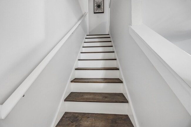 Building Photo - Modern Comfort & Convenience in Regents Green Townhome