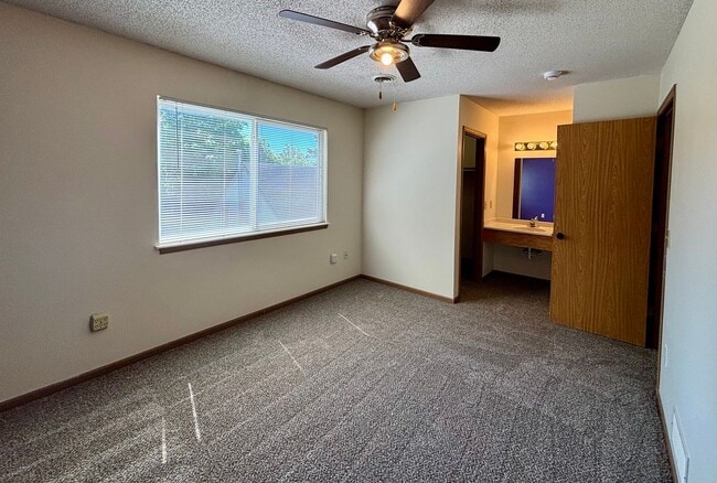 Building Photo - 4 Bed 2 Bath Centrally Located - Pre Leasing for the 2026/2027 School Year!