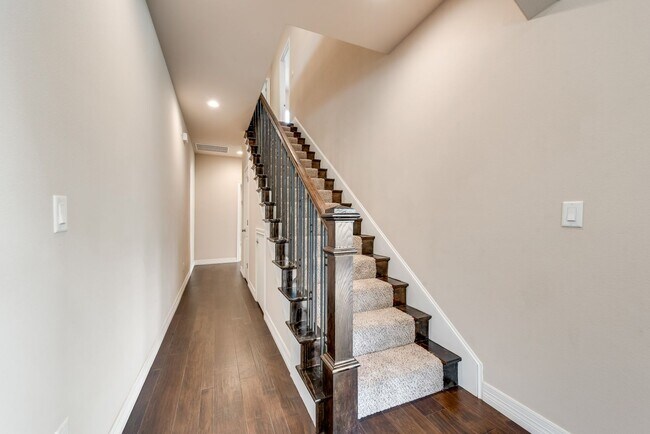 Building Photo - AVAILABLE NOW 4 BEDROOM 2.5 BATH HOME IN A...