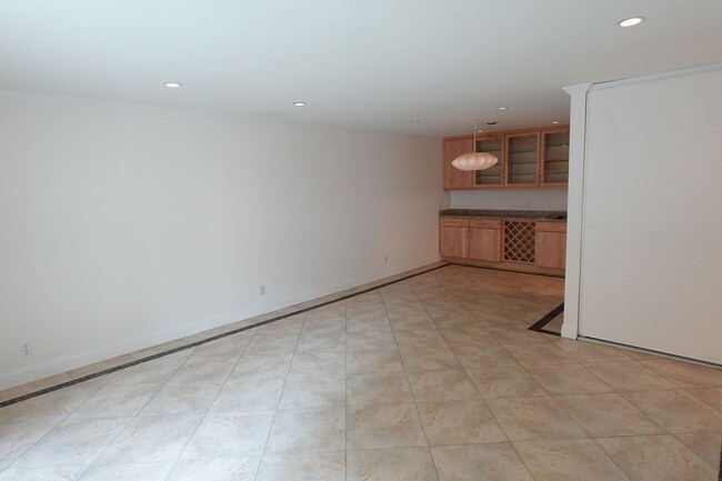 Building Photo - 410 N Civic Dr