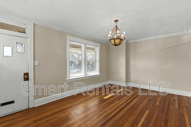 Building Photo - 5065 Lindenwood Ave