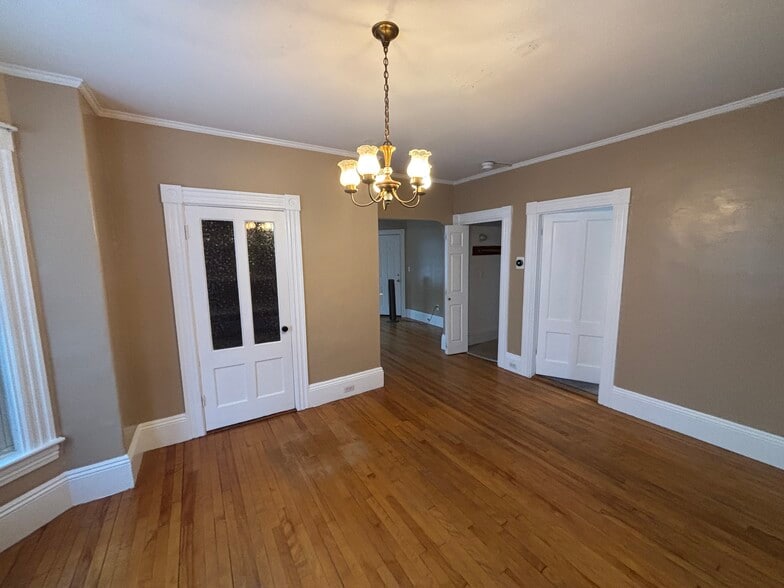 Building Photo - 861 Chestnut St