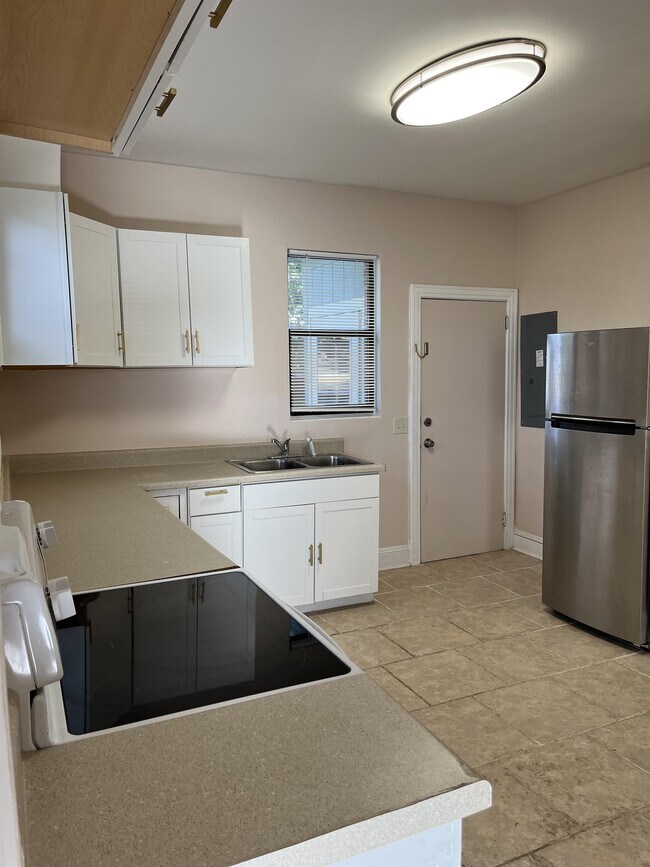 Building Photo - 5105 Hollycrest Dr