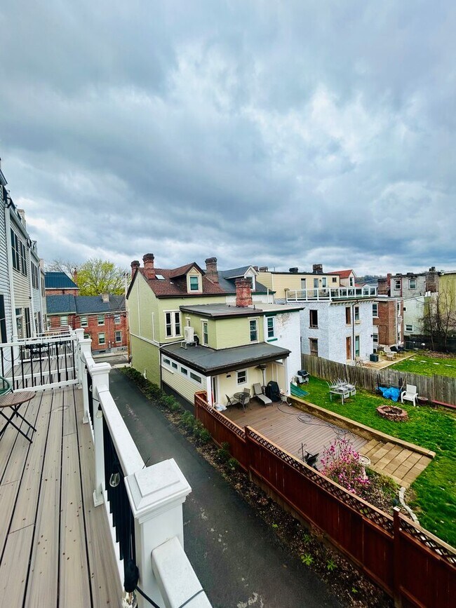 Building Photo - Available Now! 4 Bedroom 3.5 Bath Townhome...
