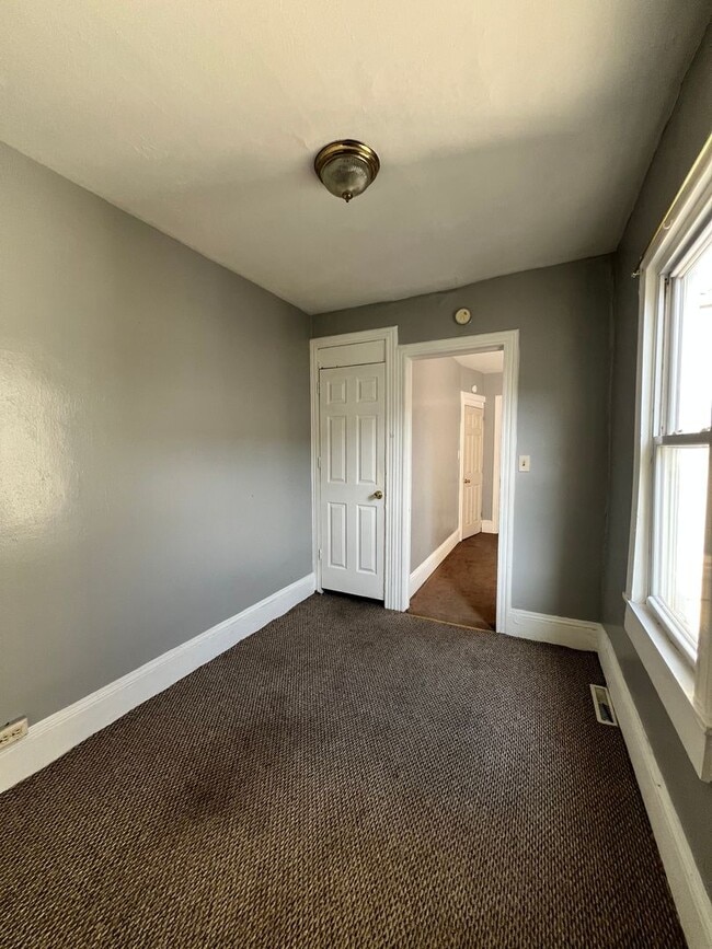 Building Photo - 3 Bedroom 1 Bath Available for Rent