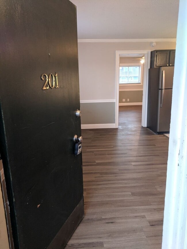 Building Photo - Gorgeous  1BR Condo Near UTK | Parking, On-site Laundry