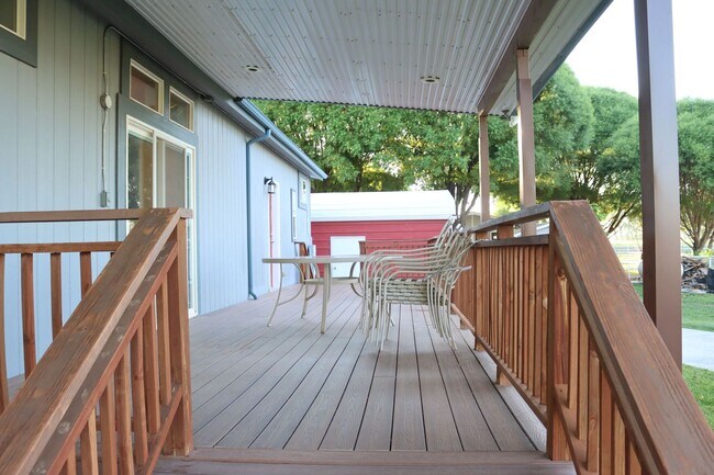 Building Photo - Gorgeous location, spectacular amenities, 3 bedroom furnished home for rent.