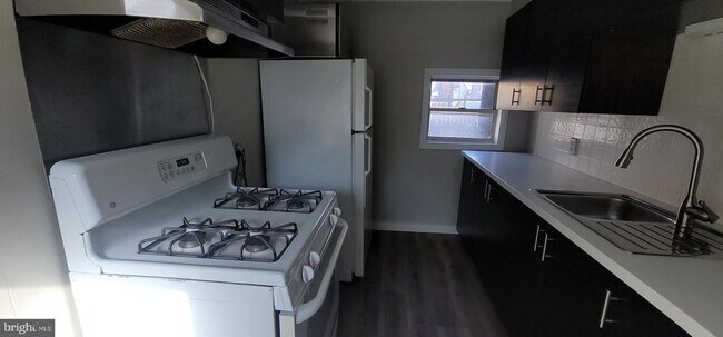 Building Photo - 348 S 11th St