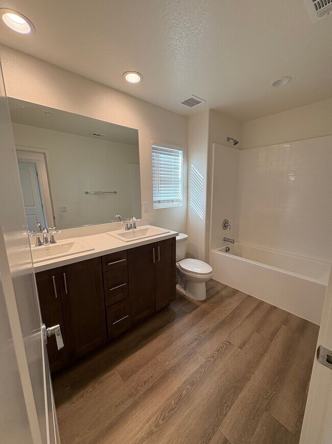 Building Photo - Stunning 5-bedroom, 3.5-bath home