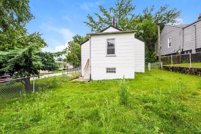 Building Photo - 7150 Manette Dr