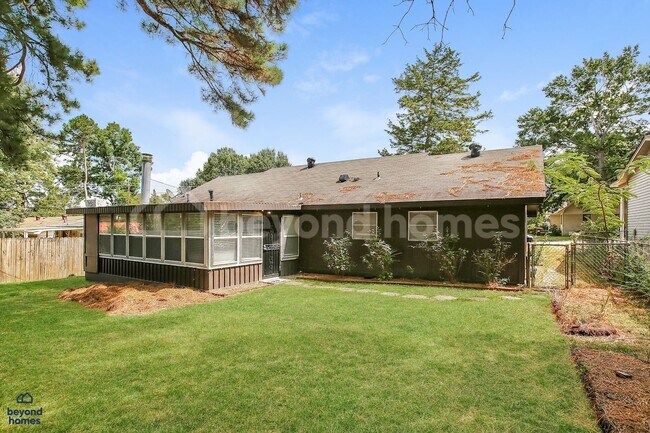 Building Photo - Charming 3 BR Brick Home with Upgraded Kitchen, Stone Fireplace & Sunroom in Little Rock