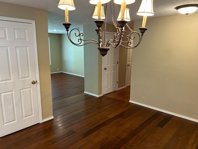 Building Photo - 3 Bedroom, 2 Bath House in Dundee- Great L...