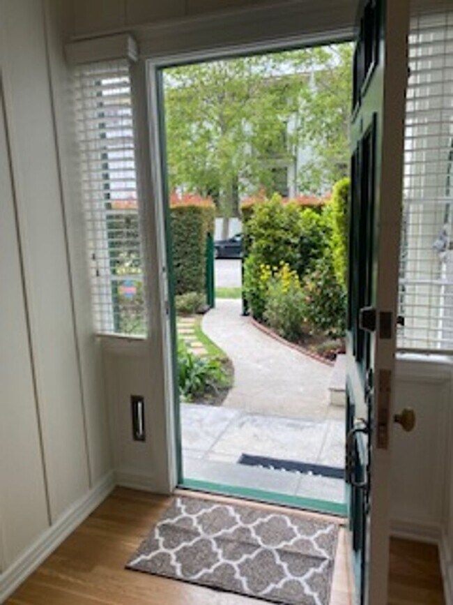 Building Photo - 9750 Newman St