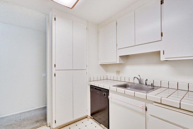 Building Photo - Top Floor Unit - Balcony - Elevator Access - Community Pool & Tennis Court