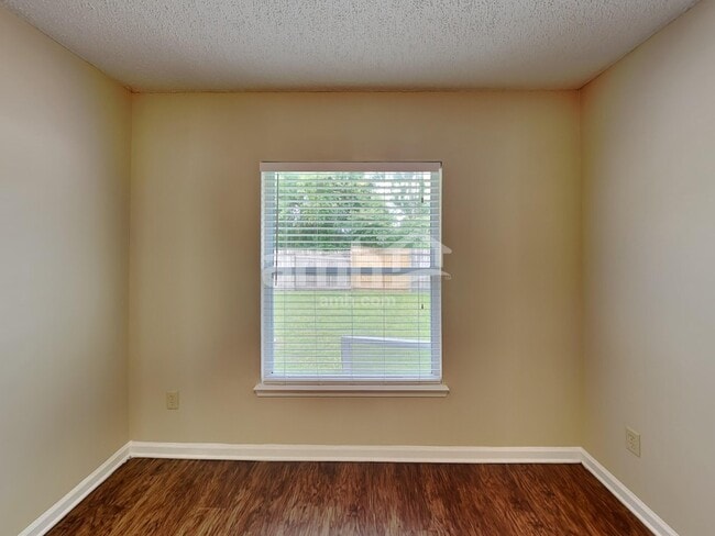 Building Photo - 8216 Leafcrest Dr