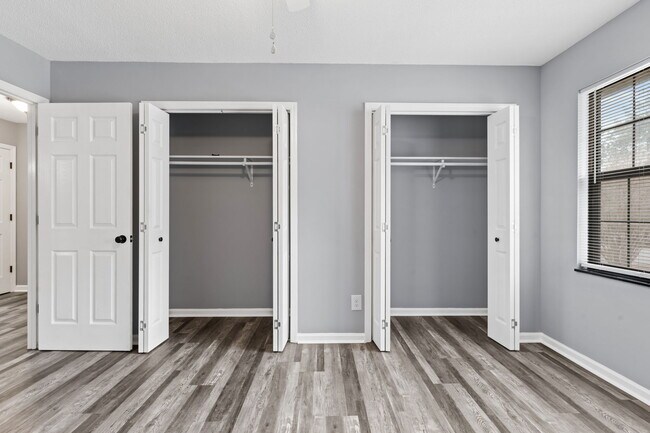 Building Photo - 310 Country Club Villa Dr