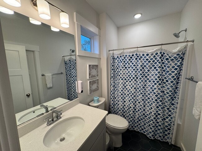 Building Photo - Outer Banks 2 Bedroom Fully Furnished Year...