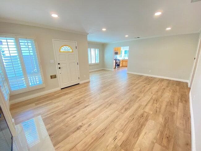 Building Photo - Beautifully Remodeled 3 Bedroom Naples Hou...