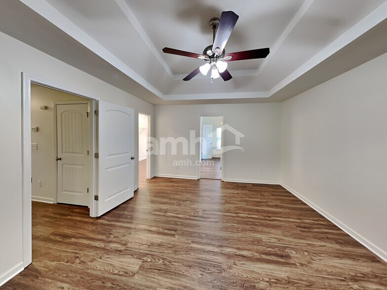 Building Photo - 402 Cleburne Pl