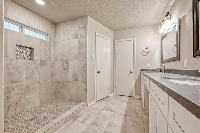Building Photo - 3615 Highfalls Dr