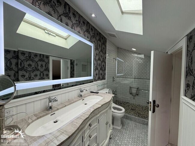 Building Photo - Modern 3Bdm 3Ba with Bonus Room Coastal Ho...