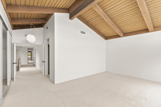 Building Photo - 2957 Seaview Ave