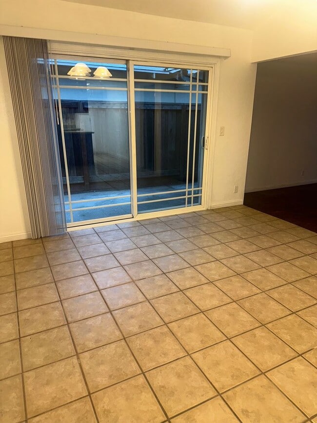 Building Photo - Remodelled Duplex With Lincoln Schools