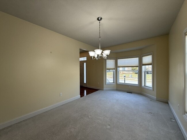 Building Photo - Three Bedroom Collegiate Station Home