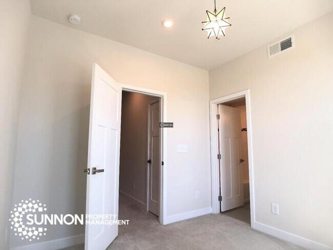 Building Photo - Beautiful 4 Story Townhome in South Charlotte!