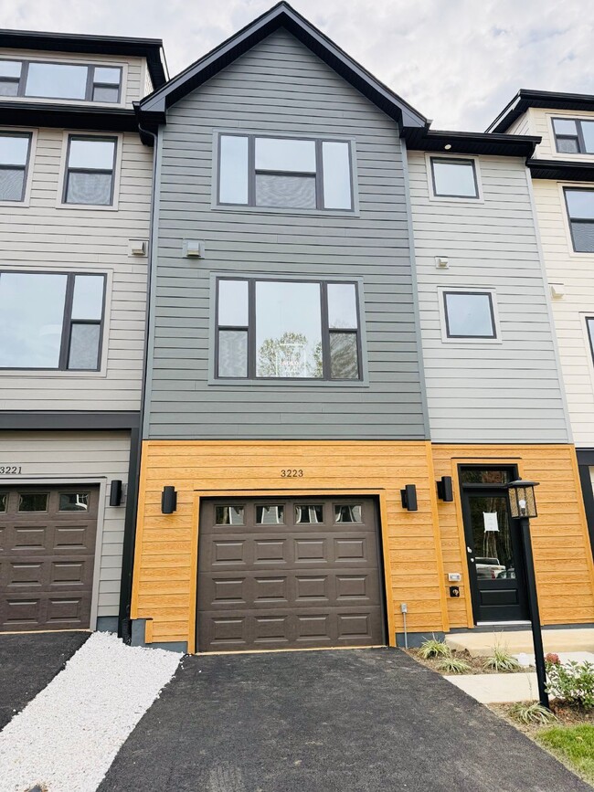 Primary Photo - 4 Bed / 3.5 Bath Brand New Townhouse (12/7...