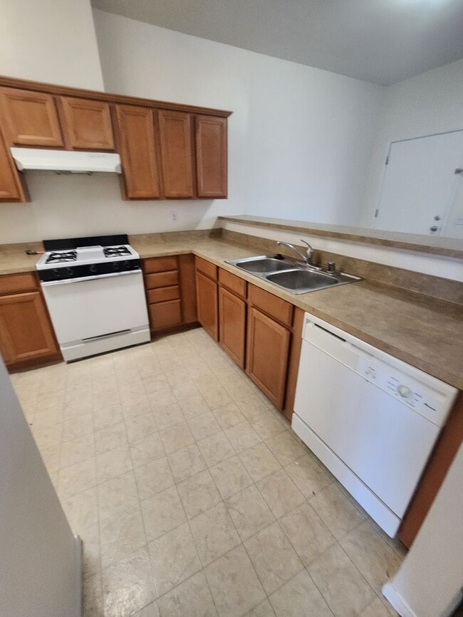 Building Photo - Comfortable One Bed, One Bath Apartment- W...