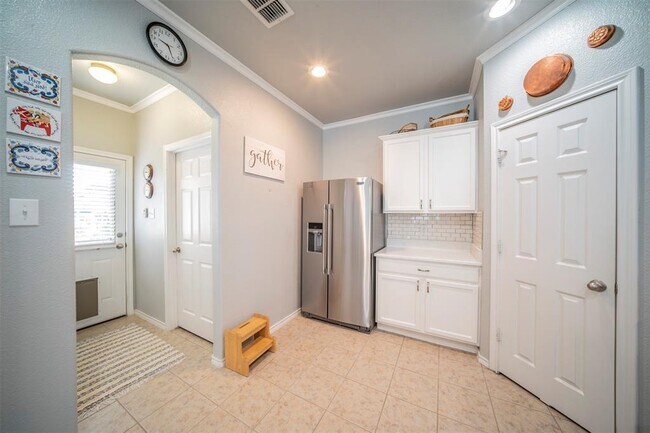 Building Photo - 11048 Kinston St