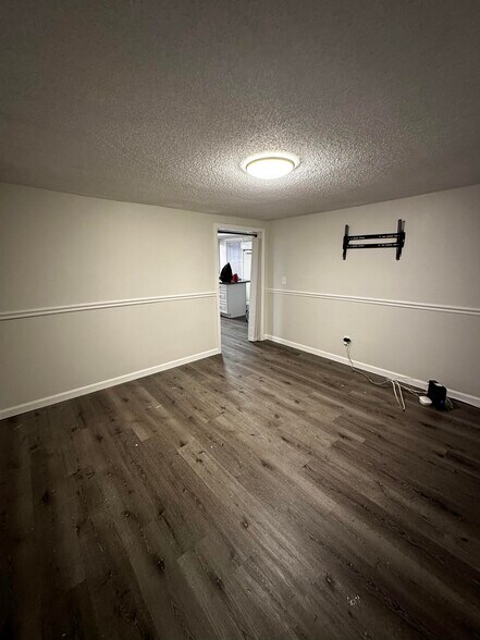 Family room (wifi included in rent) - 33 Sumner St