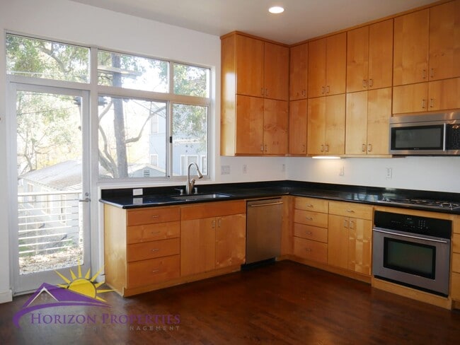 Building Photo - Modern Bright Three-story 3 Bed 2 Bath 1,400 Sqft Mansion Flats Designer Condo