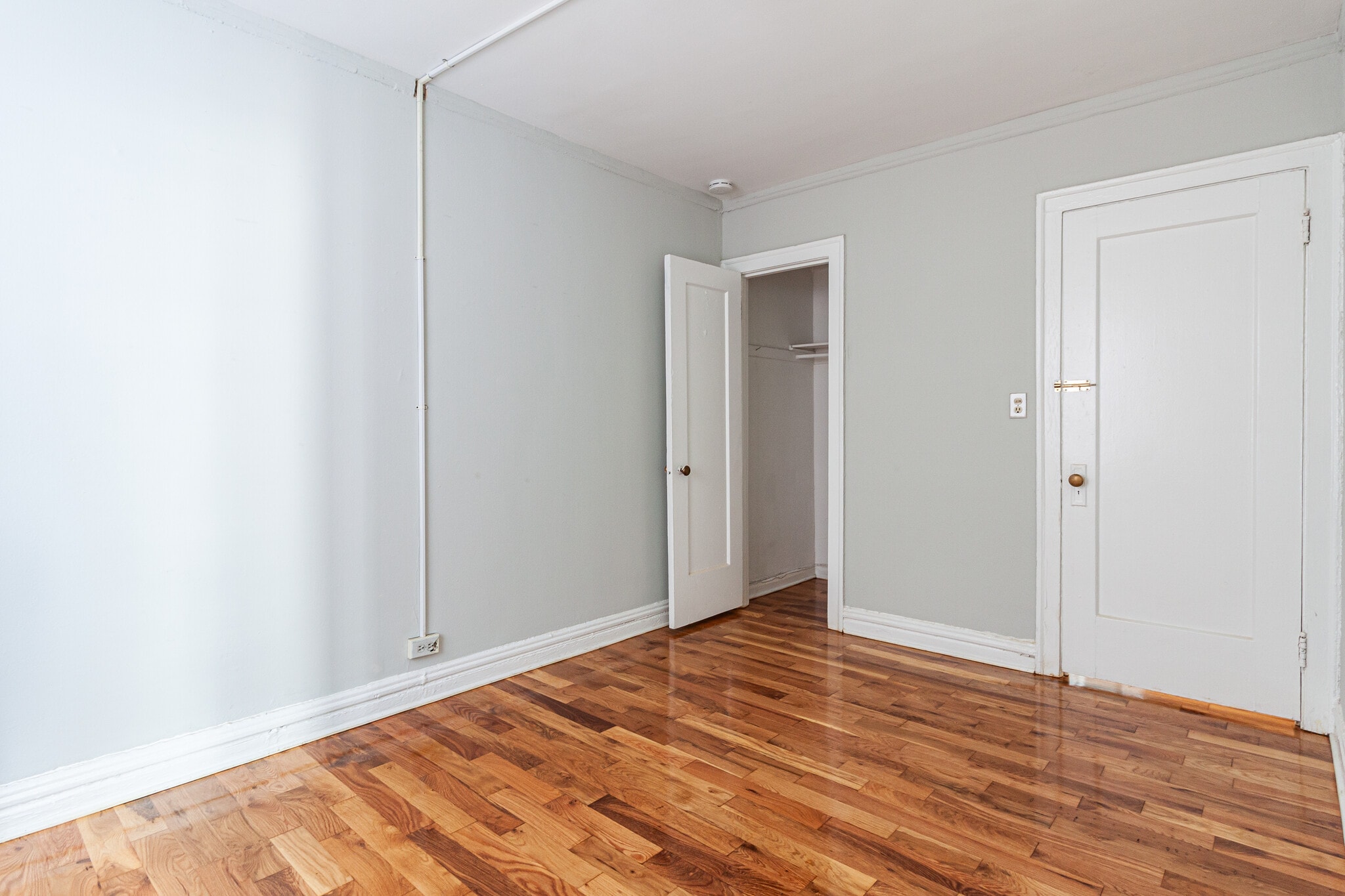 Building Photo - 433 W Roscoe St