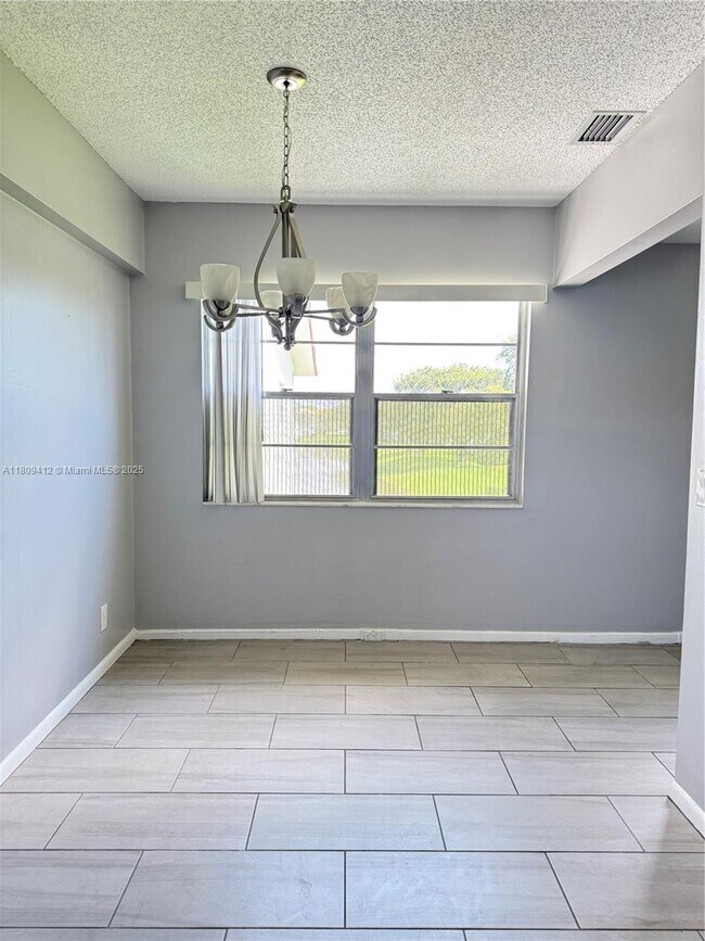 Building Photo - 165 Fanshaw Way