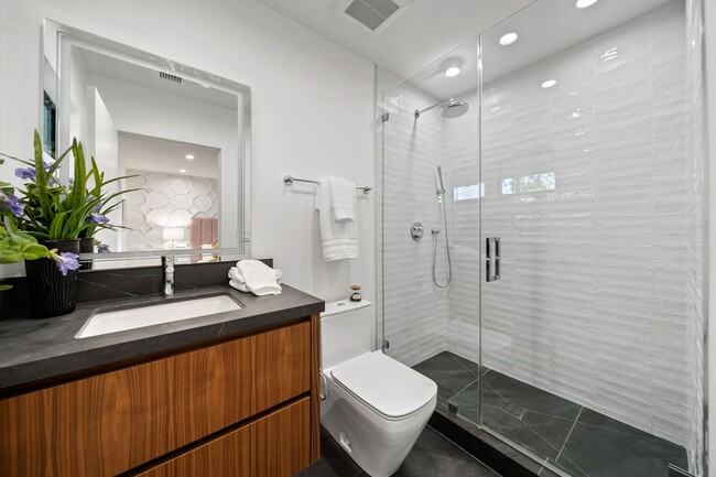 Building Photo - 16105 Clear Oak Dr