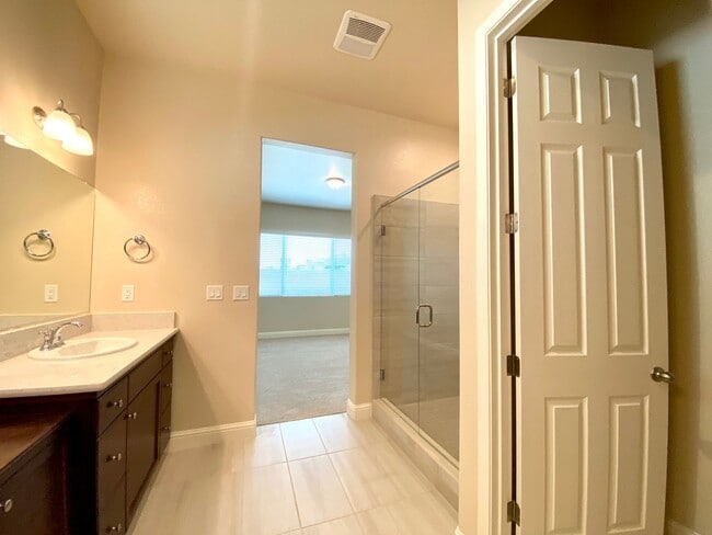Building Photo - $2,495 Leonard & Ashlan, 3 Bedroom Home - ...
