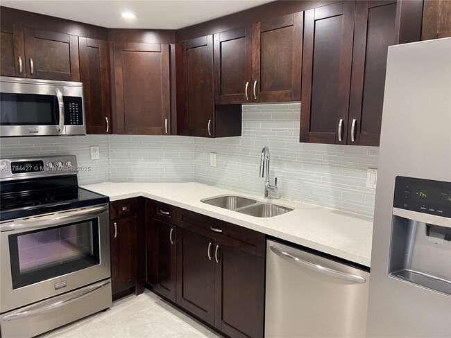 Building Photo - 500 Bayview Dr