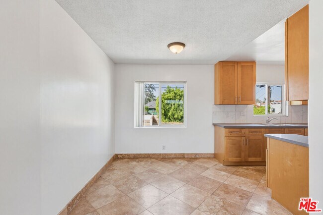 Building Photo - 5117 Crenshaw Blvd