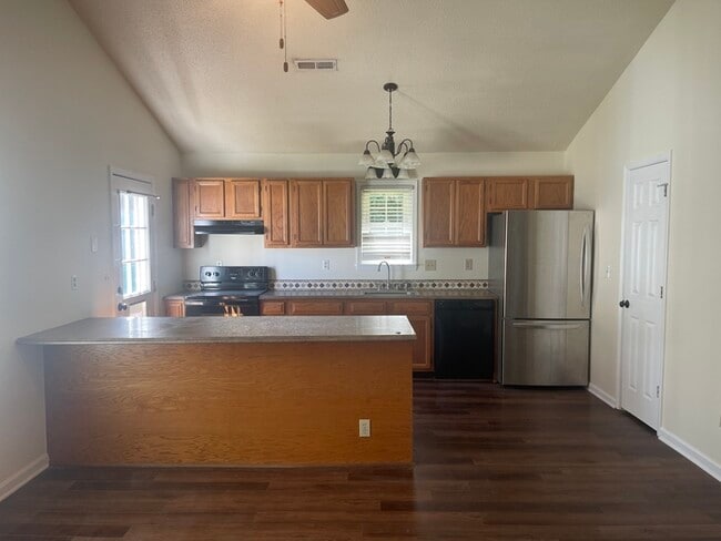 Building Photo - Recently Renovated!!Beautiful 3BR home.