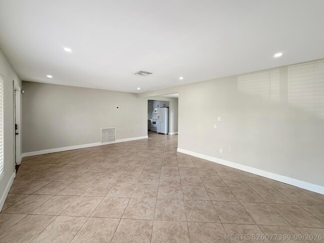 Building Photo - 1321 NE 46th St