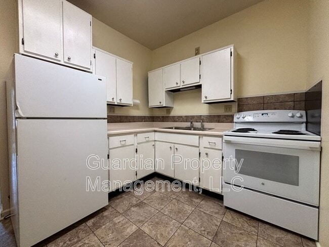 Building Photo - 116 E 3rd St