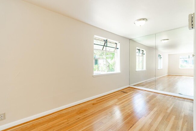 Building Photo - Boylston Court - 1 bedroom
