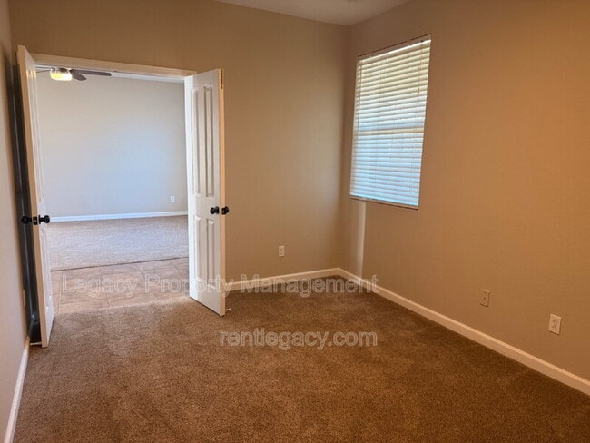 Building Photo - 4711 Summerset Dr