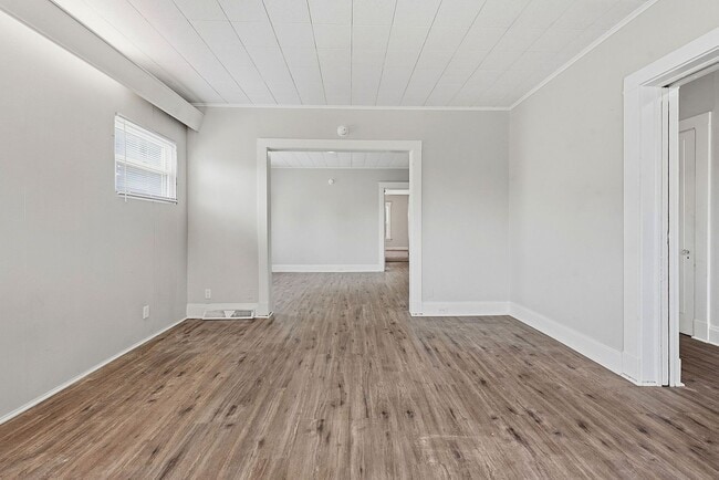 Building Photo - CHEVIOT: Charming 4 bed 2.5 bath 1 car detached garage